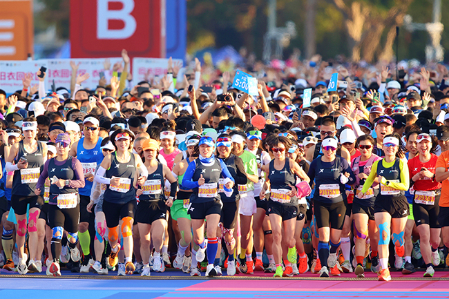 2026年厦门马拉松比赛现场。人民网记者 陈博摄