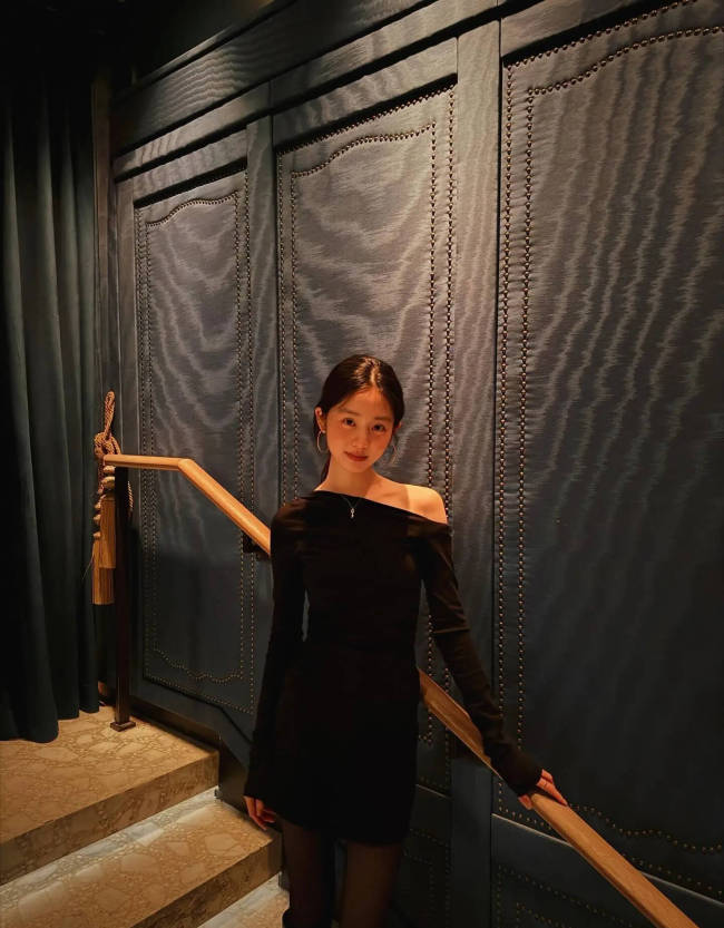 黄多多穿黑色露肩裙优雅温柔 身材窈窕落落大方 