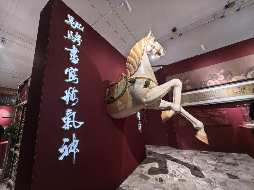 唐三彩风格的“跃马争春”雕塑。主办方供图