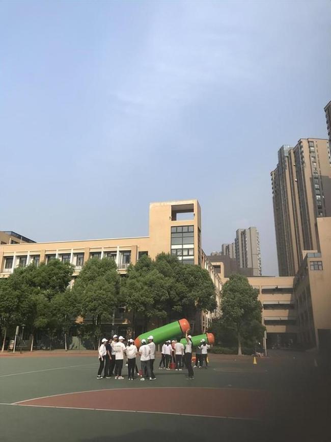 可能教育部也想不到，我们这里小学中高年级一周才两节体育课！