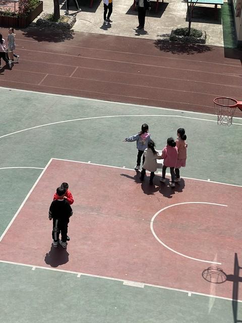 可能教育部也想不到，我们这里小学中高年级一周才两节体育课！