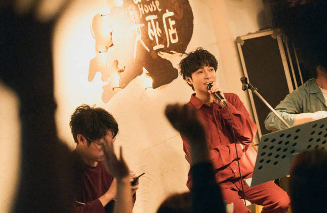 吴青峰演唱会深情致敬音乐人方大同：我们都很想你