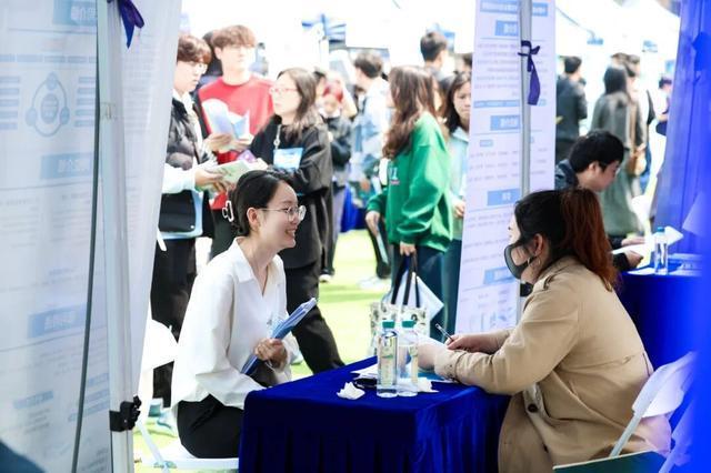 武汉大学举办2026届毕业生春季校园双选会