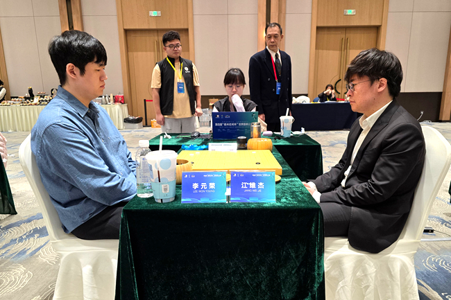 江维杰九段(右)战胜李元荣九段。人民网记者 胡雪蓉摄