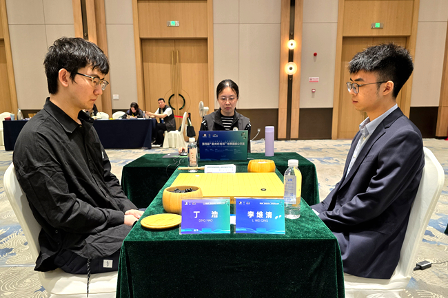 丁浩九段(左)战胜李维清九段。人民网记者 胡雪蓉摄