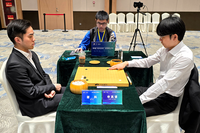 谢科九段(左)负于申真谞九段。人民网记者 胡雪蓉摄