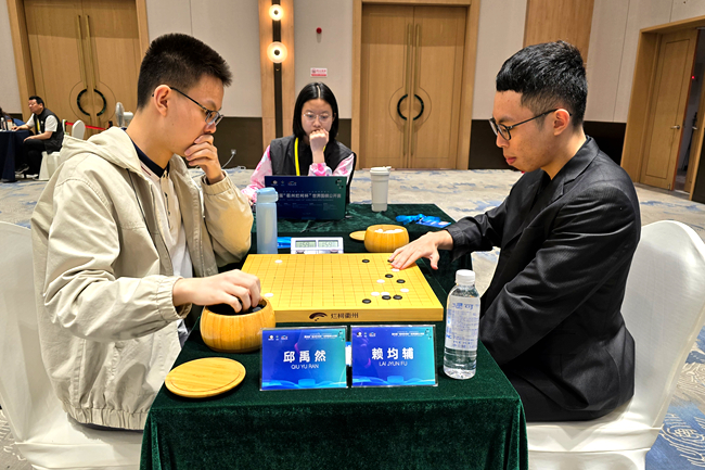 邱禹然七段(左)负负于赖均辅九段。人民网记者 胡雪蓉摄