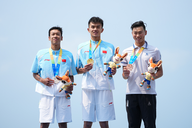 游跑两项男子个人赛冠军范俊杰(中)、亚军滕云峰(左)、季军潘子易在颁奖仪式上。三亚亚沙会组委会供图