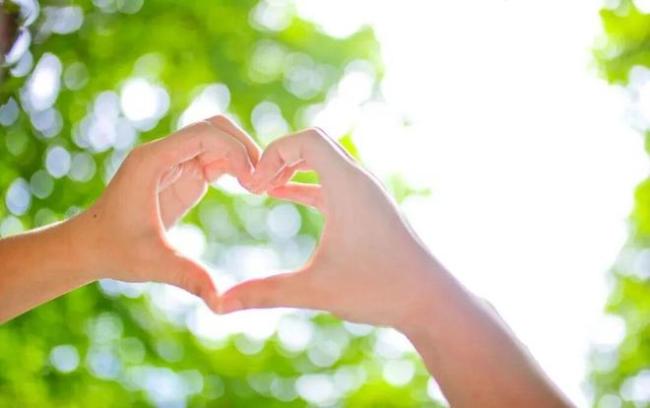 为了学生能躺睡，这所学校“借”来了180张床……