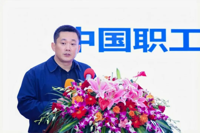 ▲中国职工发展基金会副理事长兼秘书长叶庆国致辞