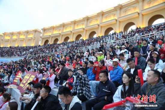 5月1日晚，“宁超联赛”在银川开幕，览山公园足球场内座无虚席。 中新社记者 杨迪 摄
