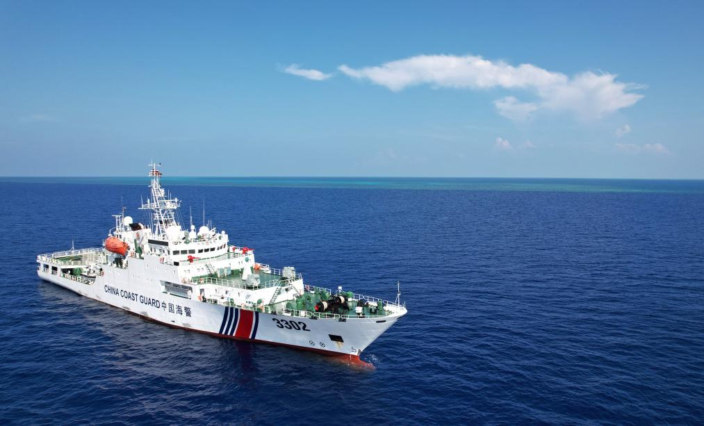 5月20日,海警川山舰在黄岩岛潟湖口巡航值守(无人机照片)。新华社记者 陈斌 摄