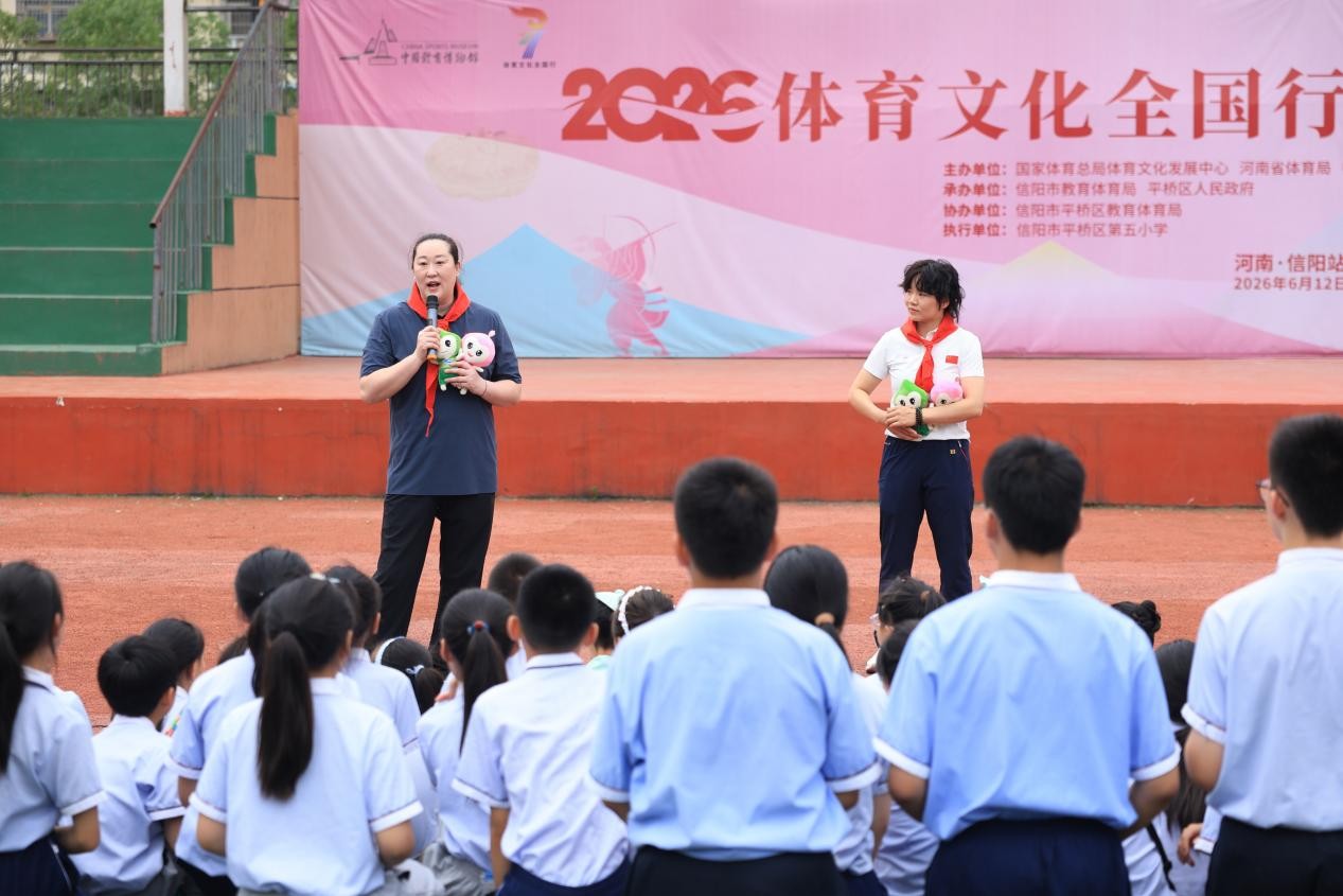 宋妮娜(左)、鲍善菊与学生们交流。图片来源:活动主办方供图