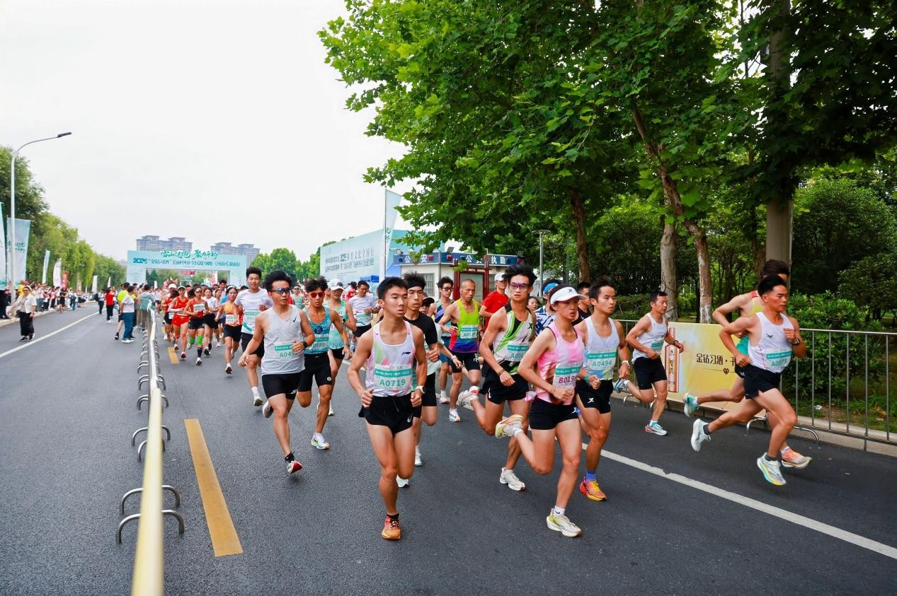 参加健身跑的选手们在比赛中。 图片来源:活动主办方供图