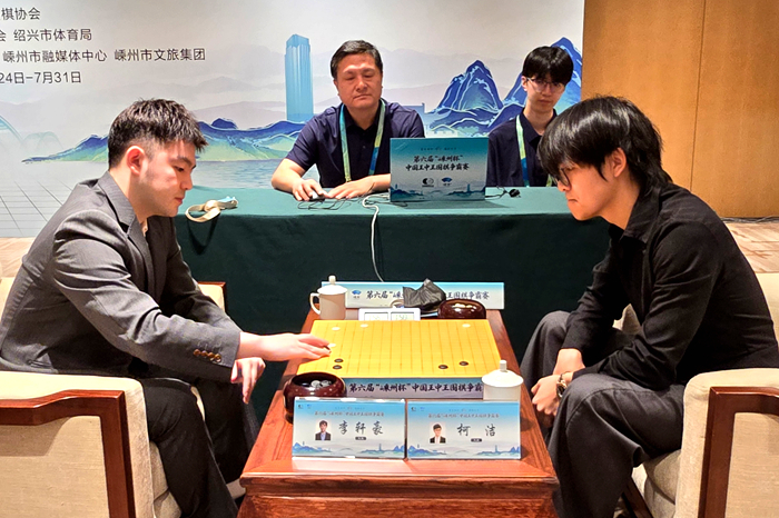 柯洁九段(右)战胜李轩豪九段。人民网记者 胡雪蓉摄