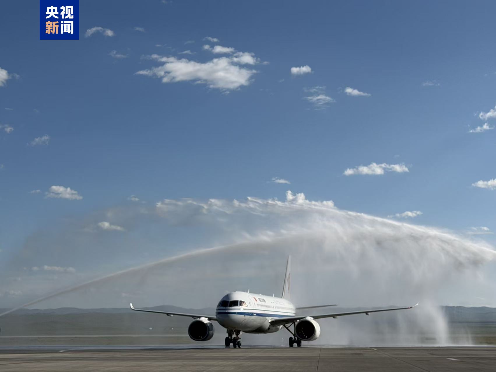 蒙古国方面用“过水门”仪式为C919“接风洗尘”