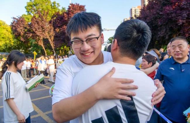 2026年高考录取:哪些考生实现低分高录?又为何出现高分低录?