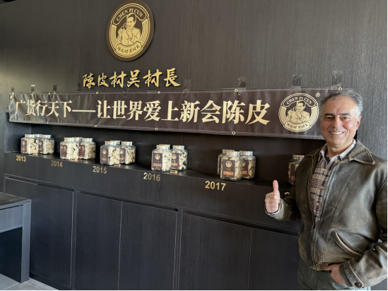 近年来，新会陈皮加快布局海外市场。其中，新会陈皮村市场股份有限公司在美国的总销售额突破1500万元人民币。图为外国顾客点赞新会陈皮。