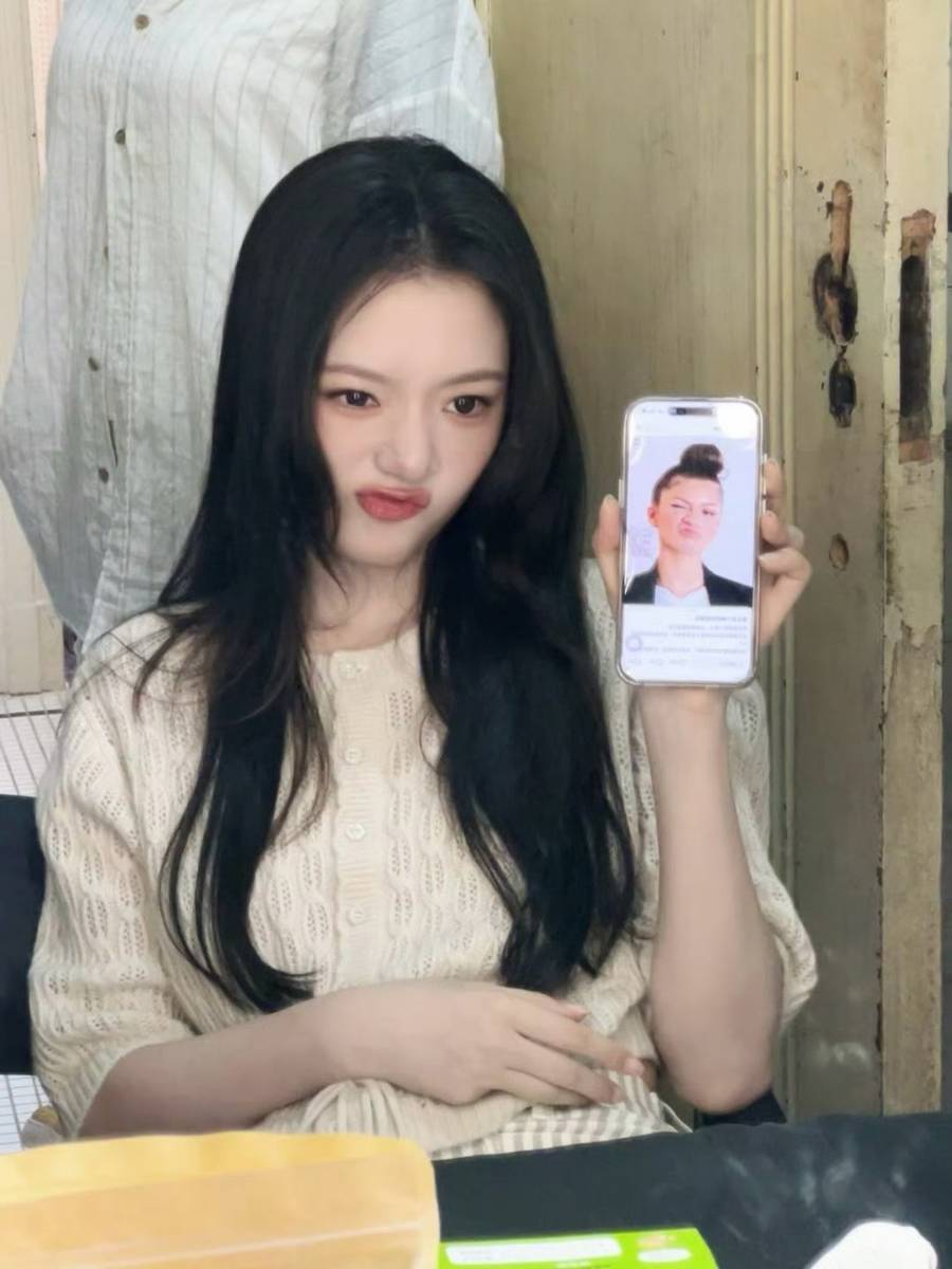 任敏白衬衫日常搞怪随拍 灵动俏皮宛如邻家妹妹