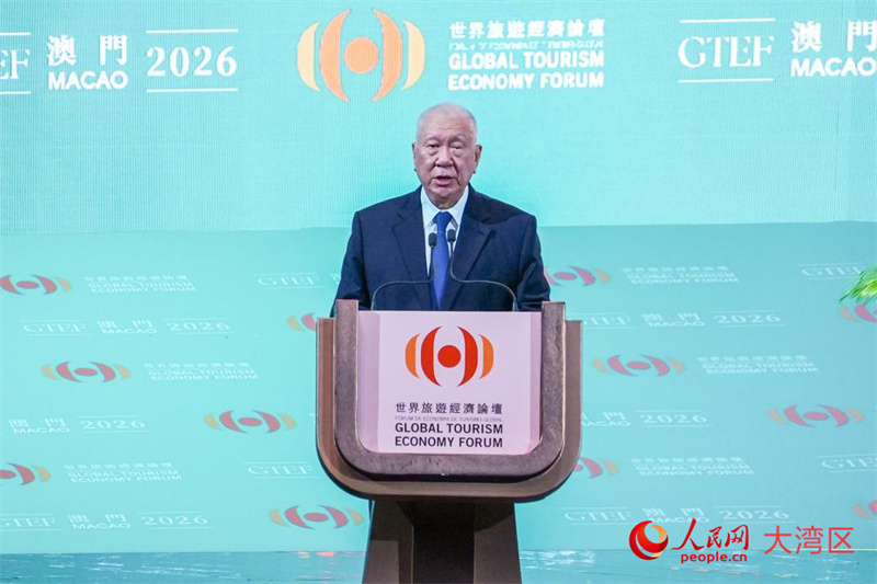 图2.全国政协副主席、世界旅游经济论坛大会主席何厚铧致欢迎辞。人民网 严小晶摄