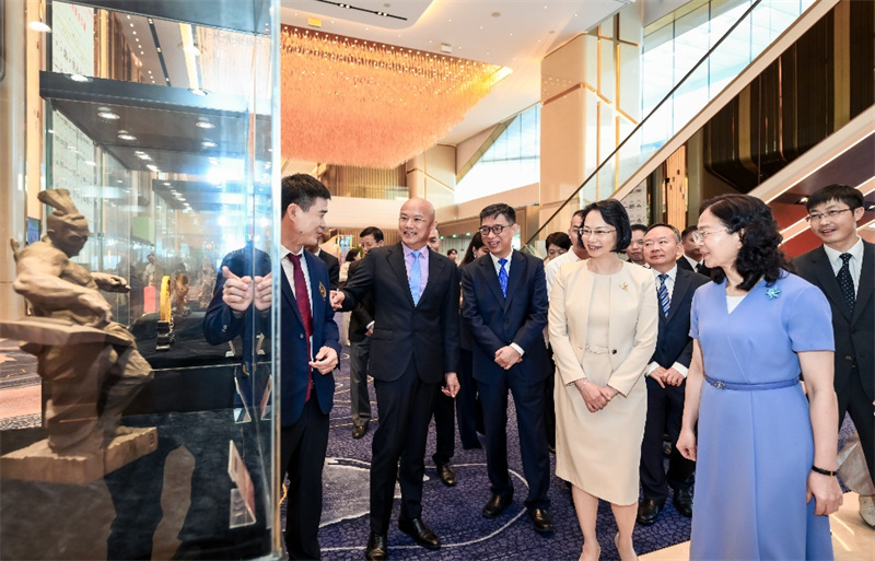 图为柯岚、江尔雄、杨伟群等参观工艺美术精品展。主办方供图