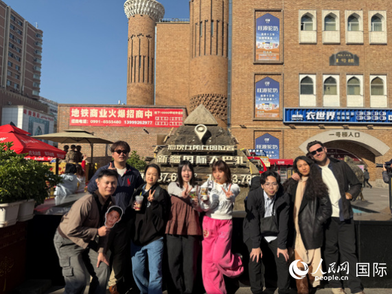 图为作者一行参观乌鲁木齐国际大巴扎。人民网 柯明可摄