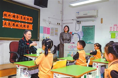 校外辅导员讲述时代故事