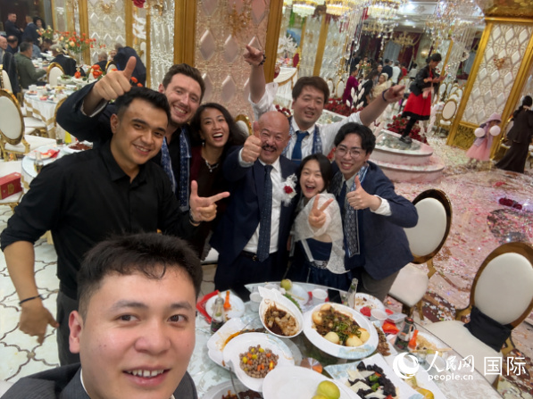 图为婚礼第三站,作者一行与新郎的父亲合影。人民网 柯明可摄