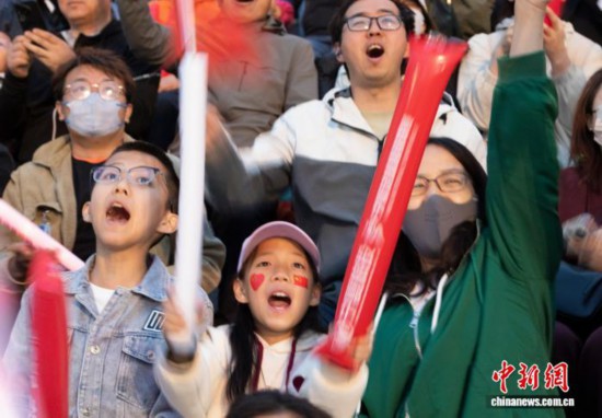 5月1日晚,“宁超联赛”在银川开幕,现场观众呐喊欢呼。 中新社记者 杨迪 摄