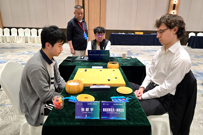 中国棋手张歆宇五段(左)战胜欧洲棋手斯坦尼斯瓦夫·弗莱拉克二段。人民网记者 胡雪蓉摄
