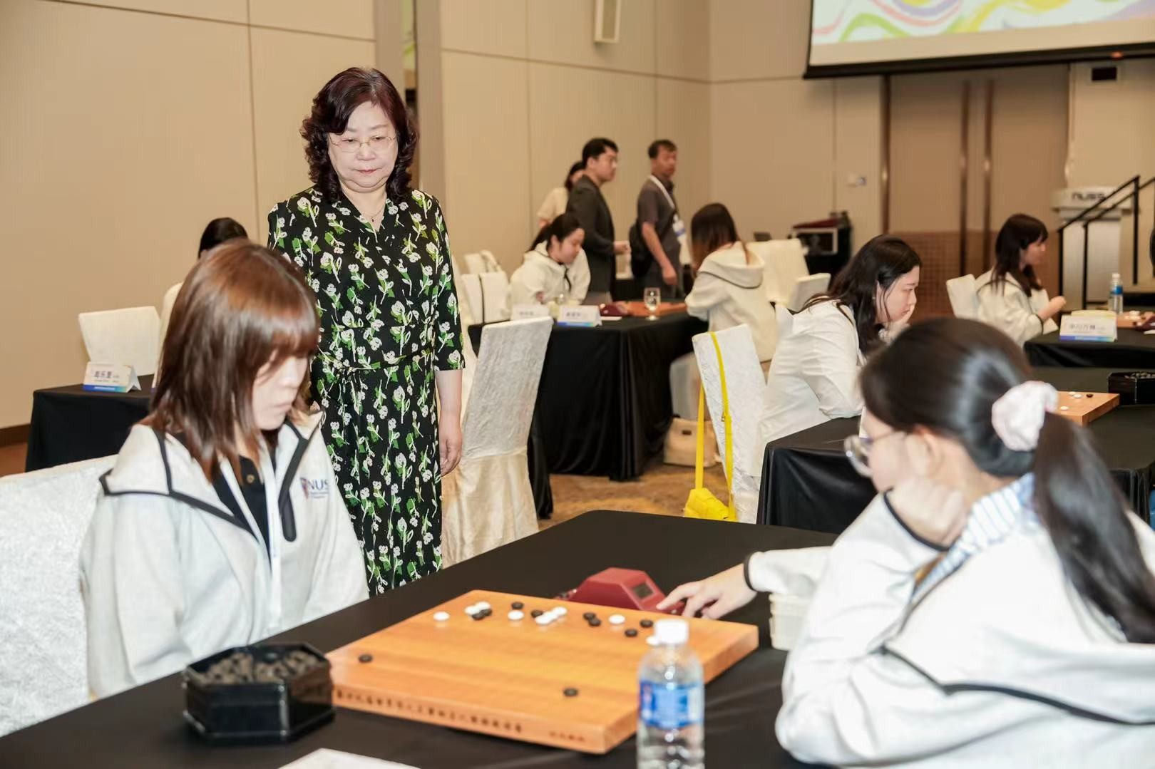 上海市应昌期围棋教育基金会理事长单霞丽(左二)观战女子组对局。中国围棋协会供图