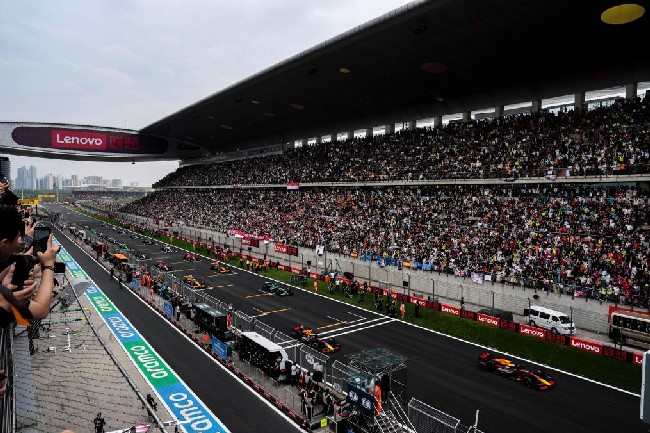4月21日,参赛车手在比赛中发车。当日,F1中国大奖赛正赛在上海国际赛车场举行。新华社记者 夏一方摄
