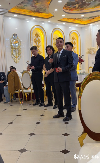 图为婚礼第一站,新郎致辞。人民网 柯明可摄