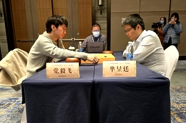 党毅飞(左)对阵芈昱廷。人民网记者 胡雪蓉摄