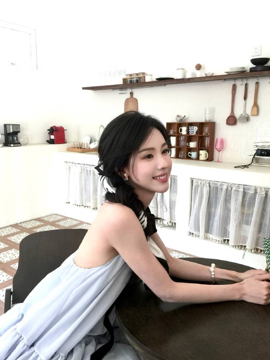 陈都灵蓬蓬裙造型化身洋娃娃 灵动俏皮笑颜迷人