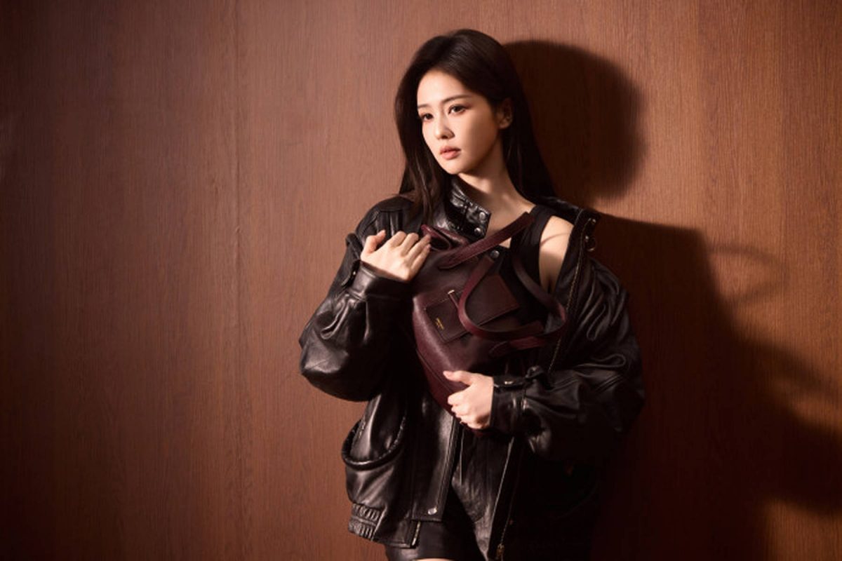 白鹿黑色皮衣配棕色长靴 化身酷感少女气场全开