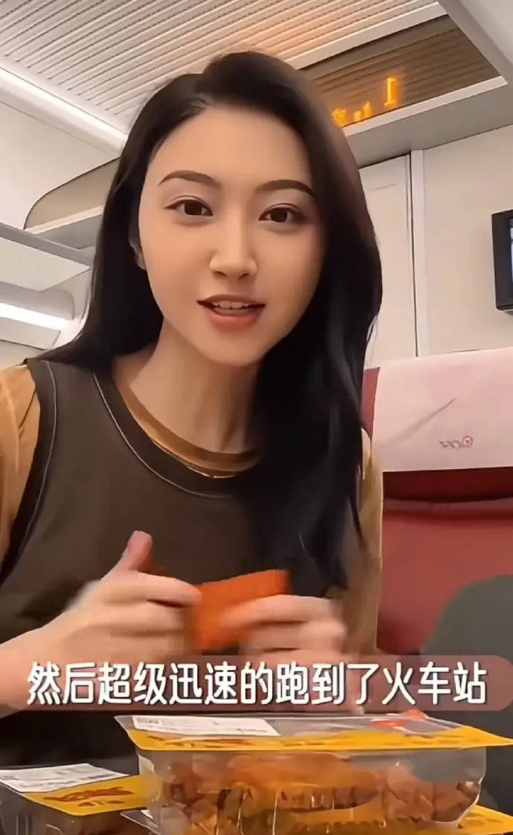 景甜高铁吃鸭脖随拍 穿搭简约状态松弛自然