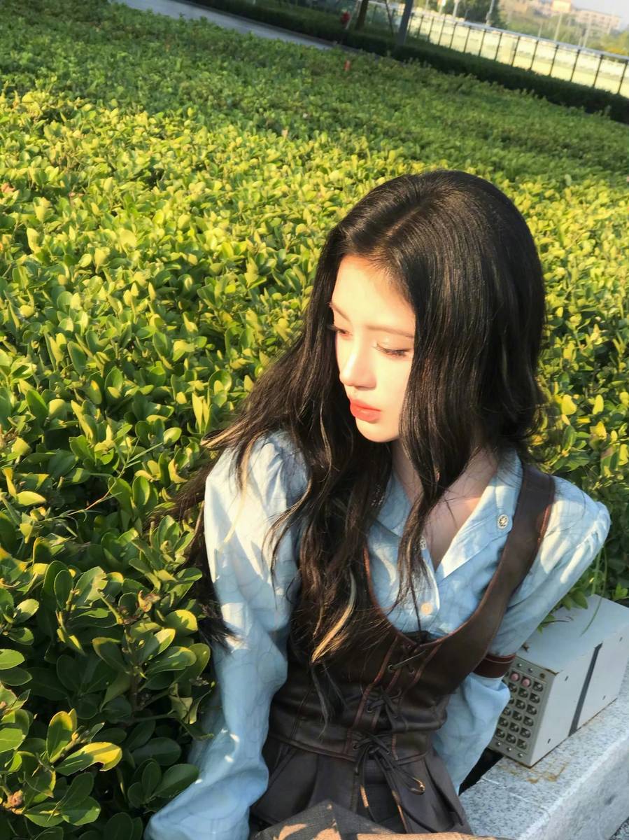 鞠婧祎身穿蓝色泡泡袖化身公主 长发及腰俏皮灵动