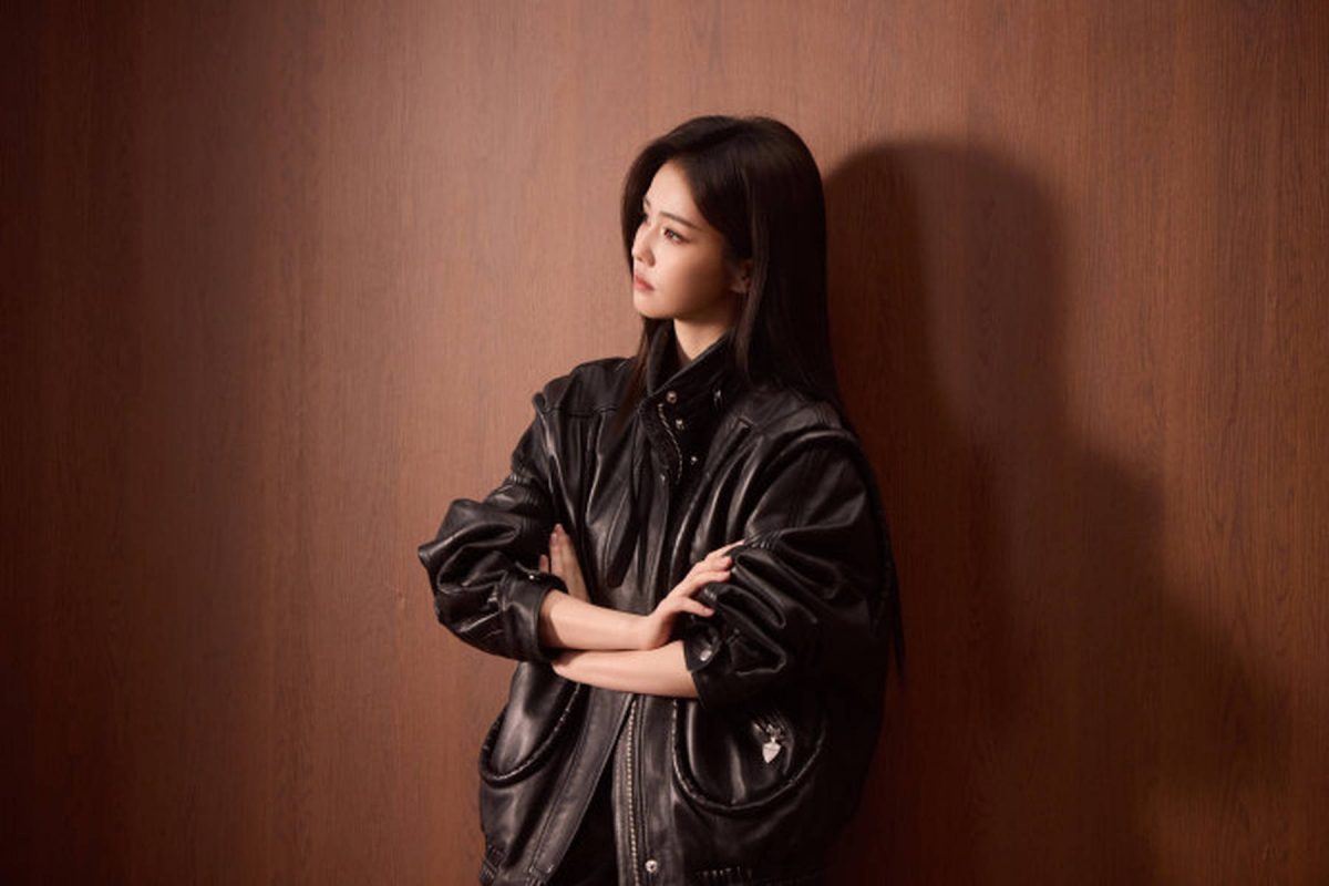 白鹿黑色皮衣配棕色长靴 化身酷感少女气场全开