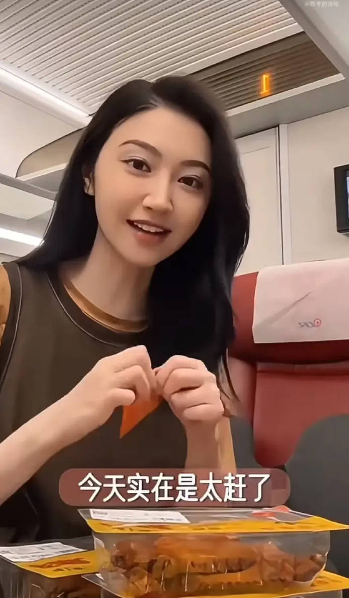 景甜高铁吃鸭脖随拍 穿搭简约状态松弛自然