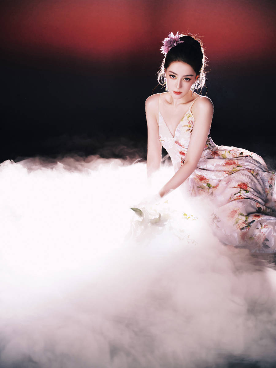 迪丽热巴化身性感花仙子 穿吊带裙勾勒曼妙身姿