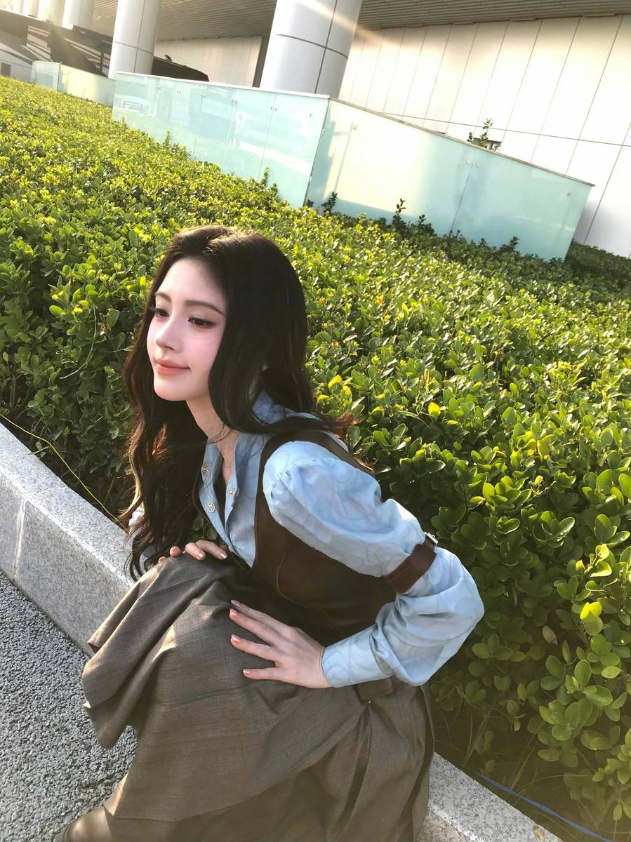 鞠婧祎身穿蓝色泡泡袖化身公主 长发及腰俏皮灵动