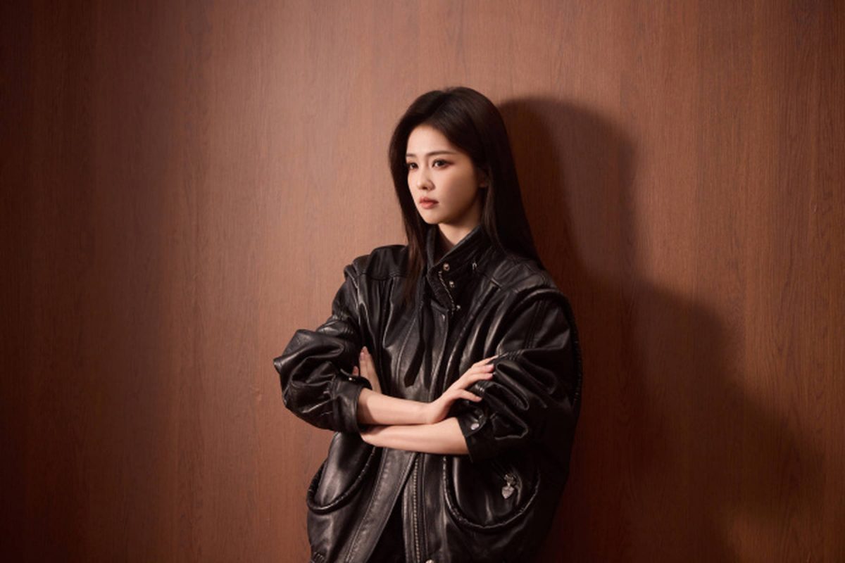 白鹿黑色皮衣配棕色长靴 化身酷感少女气场全开