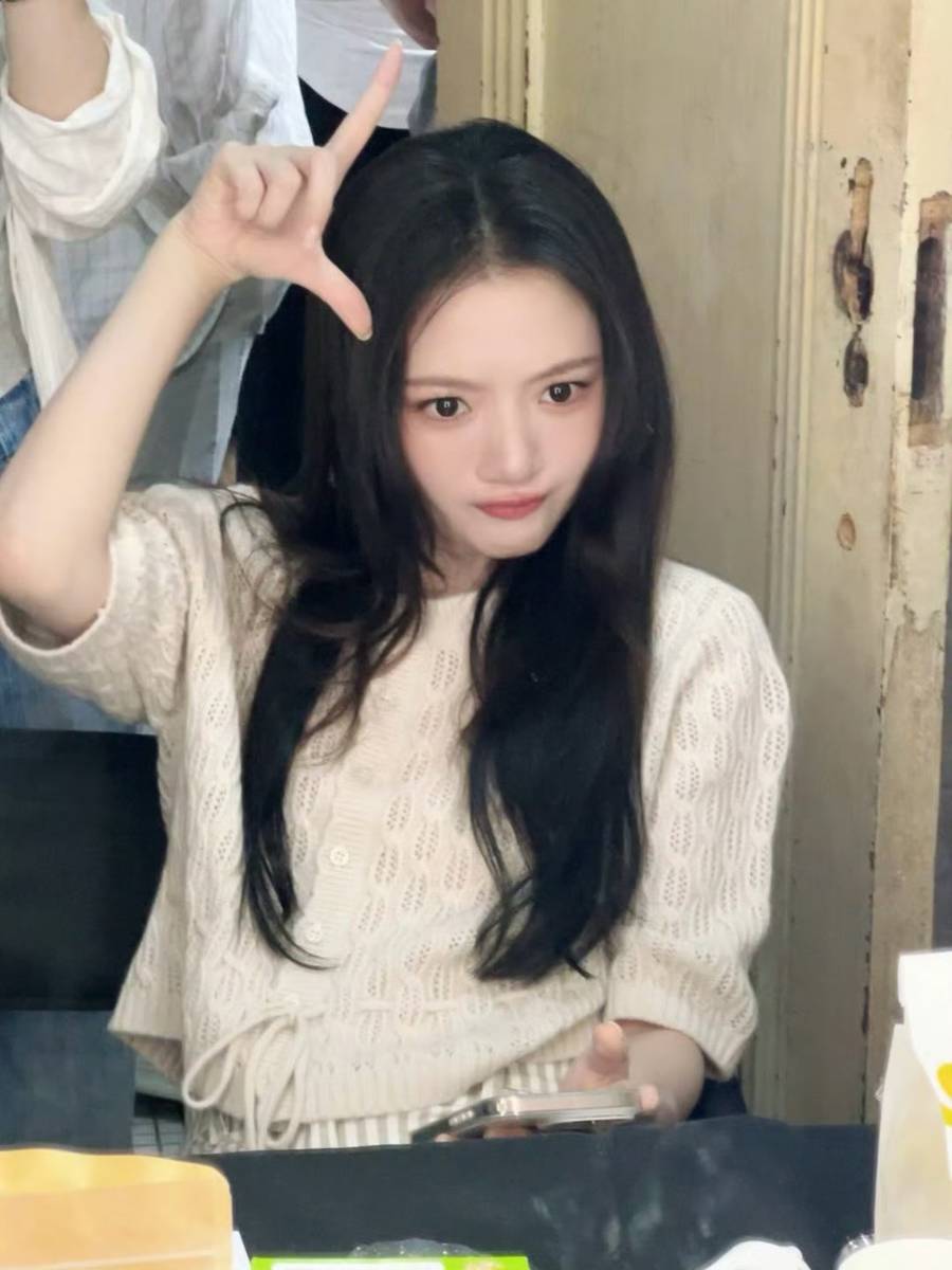 任敏白衬衫日常搞怪随拍 灵动俏皮宛如邻家妹妹
