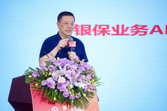 客户已经搬到线上，银保的经营体系还留在线下，陆敏给出的解法是AI。