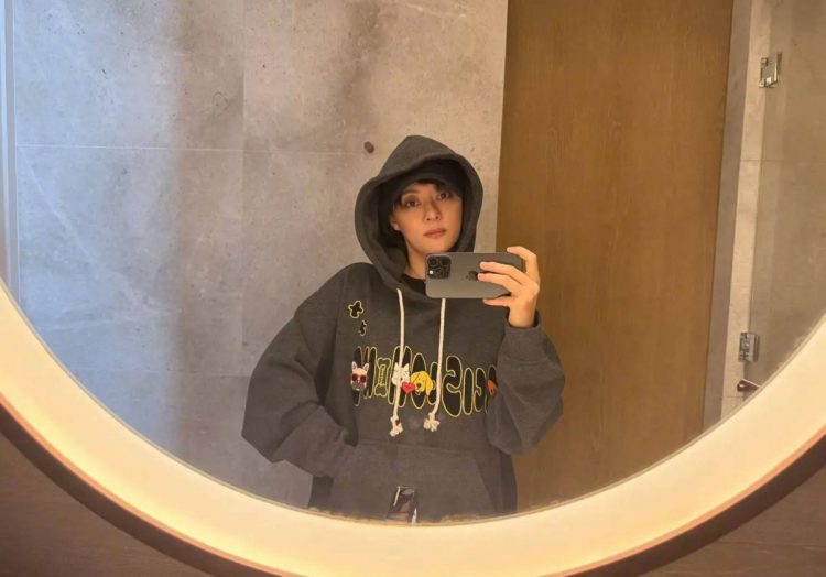 孙俪穿深灰卡通卫衣休闲减龄 好友称她像儿子等等