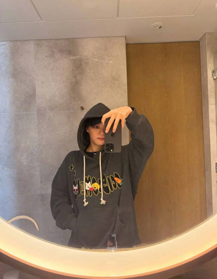 孙俪穿深灰卡通卫衣休闲减龄 好友称她像儿子等等
