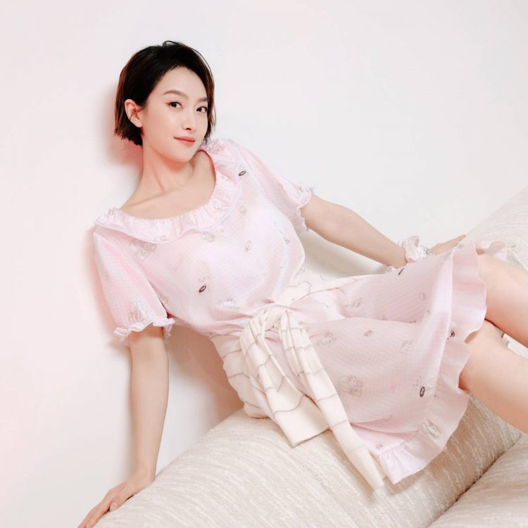 宋茜穿粉嫩睡衣拍写真大片 笑容甜美肌肤吹弹可破