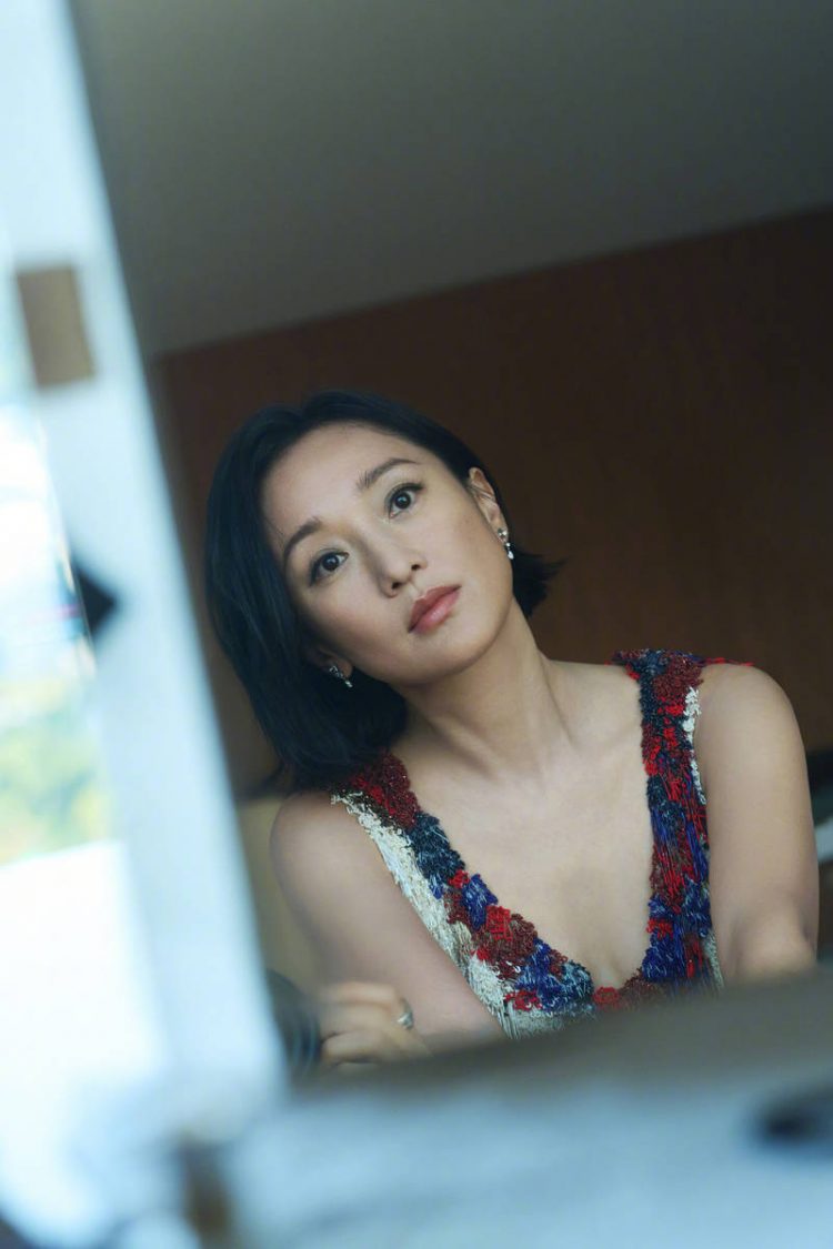 周迅穿彩线刺绣吊带裙 灵动又自带松弛故事感